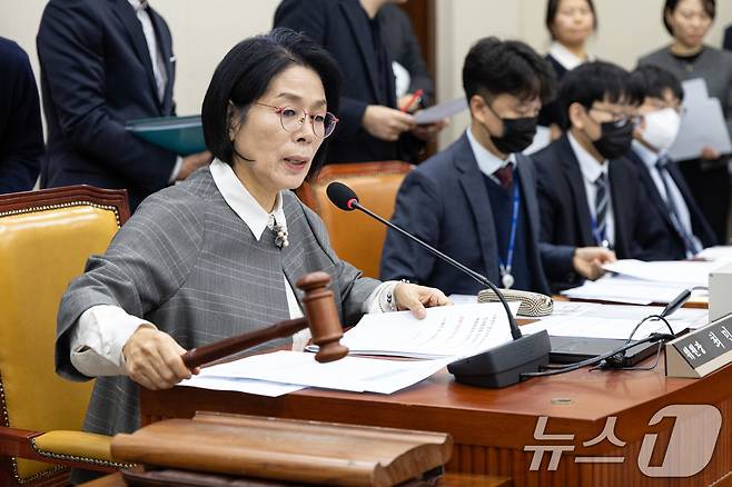 9일 서울 여의도 국회에서 열린 제429회국회(정기회) 과학기술정보방송통신위원회 제19차 전체회의에서 최민희 위원장이 의사봉을 두드리고 있다. 2025.12.9/뉴스1 ⓒ News1 이승배 기자