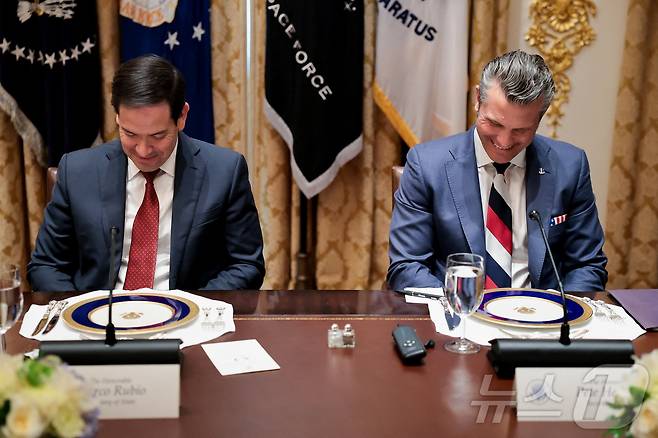 마코 루비오 미 국무장관(왼쪽)과 피트 헤그세스 국방장관이 백악관에서 열린 도널드 트럼프 대통령과 볼로디미르 젤렌스키 우크라이나 대통령의 업무 오찬에 배석해 있다. 2025.10.17 ⓒ 로이터=뉴스1 ⓒ News1 강민경 기자