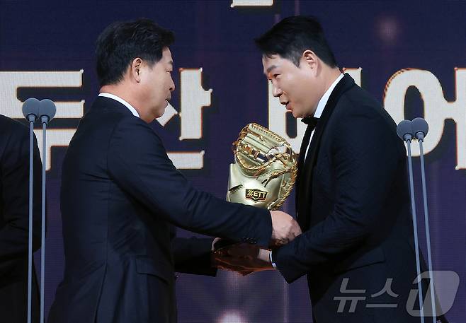 9일 오후 서울 송파구 롯데호텔 월드에서 열린 프로야구 2025 신한 SOL뱅크 골든글러브 시상식에서 포수 부문 골든글러브를 수상한 두산 양의지가 이만수 전 감독에게 트로피를 받고 있다. 2025.12.9/뉴스1 ⓒ News1 김진환 기자