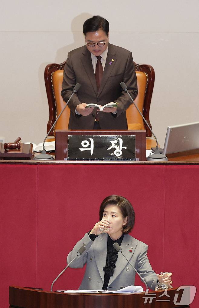 나경원 국민의힘 의원이 9일 서울 여의도 국회에서 열린 제429회국회(정기회) 제16차 본회의에서 가맹사업거래의 공정화에 관한 법률 일부개정법률안에 대한 무제한 토론(필리버스터)을 하는 가운데 우원식 의장이 국회법을 읽으며 발언을 제지하고 있다. 2025.12.9/뉴스1 ⓒ News1 신웅수 기자