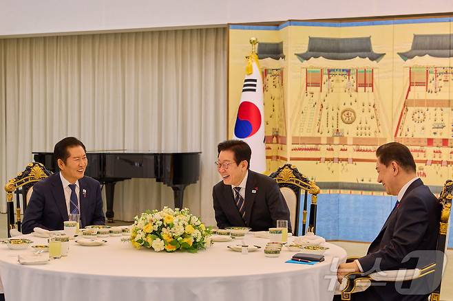 이재명 대통령이 9일 서울 한남동 관저에서 정청래 더불어민주당 대표, 김병기 원내대표와 만찬 회동을 하고 있다. (대통령실 제공. 재판매 및 DB 금지) 2025.12.9/뉴스1 ⓒ News1 허경 기자