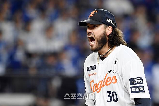 한화 선발투수 폰세가 대전 한화생명 볼파크에서 열린 2025 KBO리그 삼성과 플레이오프 5차전 2회초 2사 1루 상황에서 견제로 삼성 1루수 김지찬을 잡아내며 이닝을 마무리하면서 포효하고 있다.대전 | 박진업 기자 upandup@sportsseoul.com