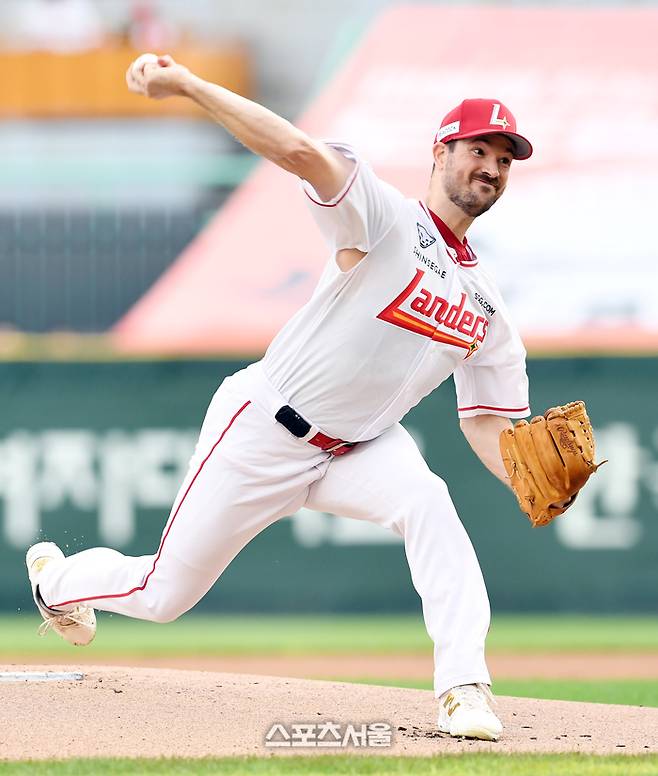 SSG 앤더슨이 인천SSG랜더스필드에서 열린 2025 KBO리그 삼성과 경기에 선발 등판해 힘차게 공을 던지고 있다. 문학 | 박진업 기자 upandup@sportsseoul.com