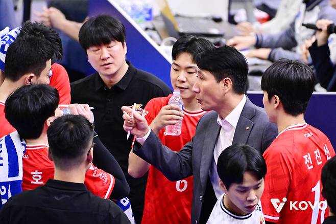 권영민(가운데) 감독이 OK저축은행전에서 작전 타임 때 선수들에게 지시하고 있다. 사진 | 한국배구연맹