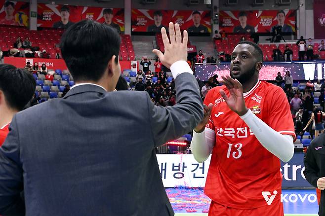 베논(오른쪽)과 권영민 감독. 사진 | 한국배구연맹