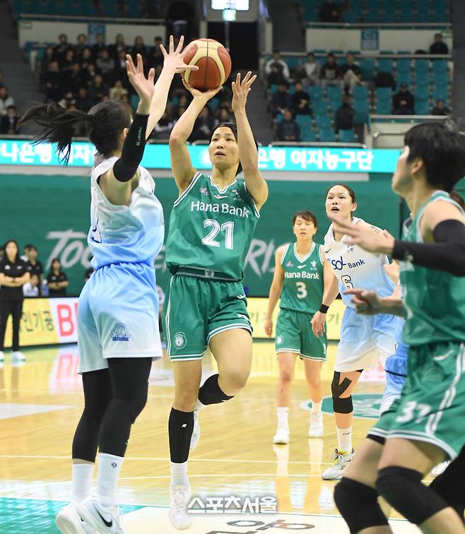 하나은행 이이지마 사키가 8일 부천체육관에서 열린 2025~2026 여자프로농구 신한은행과 경기에서 슛을 시도하고 있다. 부천 | 최승섭기자 thunder@sportsseoul.com