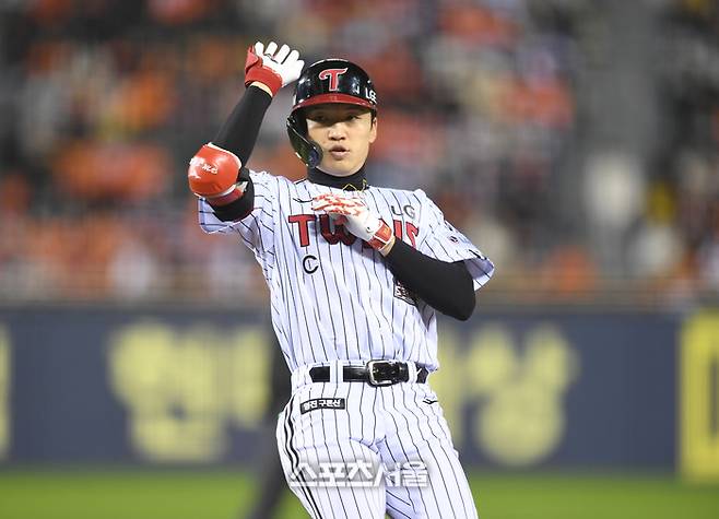 LG 박해민이 27일 서울 잠실구장에서 열린 2025 KBO 포스트시즌 한국시리즈 2차전 한화와 경기 5회말 2사 좌중간 안타를 친 후 세리머니를 하고 있다. 잠실 | 최승섭기자 thunder@sportsseoul.com