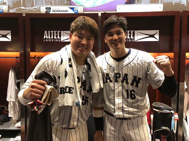 오타니와 함께 사진을 찍은 무라카미. 사진=오카모토 SNS