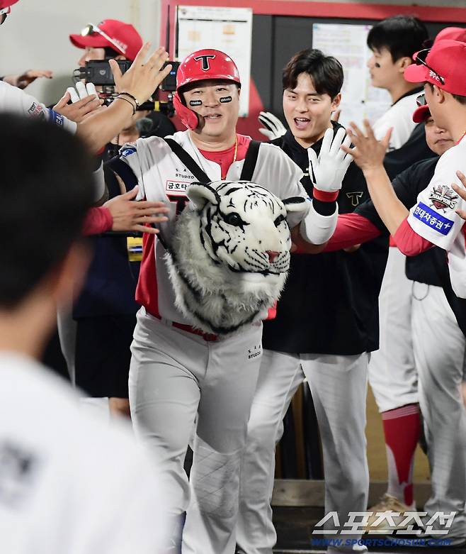 11일 광주 기아챔피언스필드에서 열린 KIA와 롯데의 경기. 4회 롯데 나균안 상대 동점 3점 홈런을 날린 KIA 최형우. 광주=송정헌 기자songs@sportschosun.com/2025.09.11/