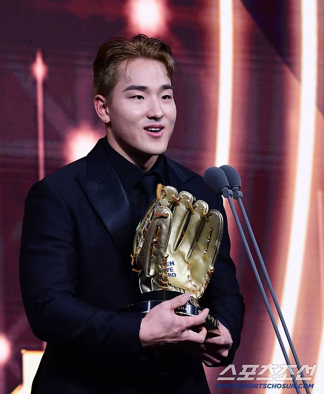 9일 서울 롯데호텔월드에서 KBO 골든글러브 시상식이 열렸다. 외야수 부문 골든글러브를 수상한 KT 안현민. 잠실=송정헌 기자songs@sportschosun.com/2025.12.09/