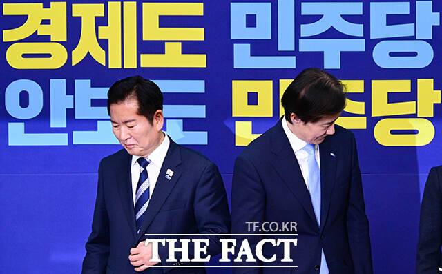 정청래 더불어민주당 대표와 조국 조국혁신당 대표가 지난달 26일 오전 서울 여의도 국회에서 만나 기념촬영을 마친 후 각자의 자리로 향하고 있다. /남윤호 기자