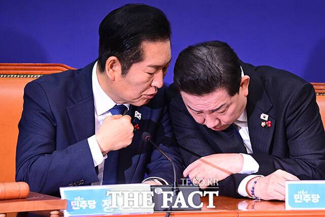 정청래 더불어민주당 대표와 김병기 원내대표가 8일 오전 서울 여의도 국회에서 열린 최고위원회에서 이언주 최고위원의 발언 중 귀엣말을 나누고 있다. /남윤호 기자