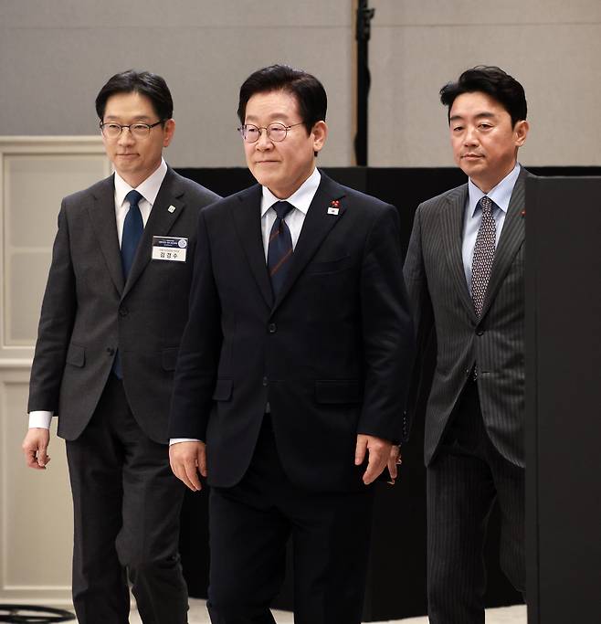 이재명 대통령이 8일 서울 용산 대통령실 청사에서 열린 지방시대위원회 보고회에 입장하고 있다. 왼쪽부터 김경수 지방시대위원장, 이 대통령, 강훈식 비서실장./뉴시스