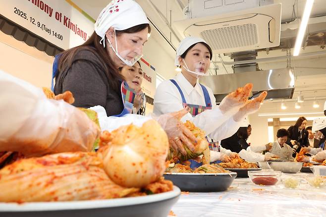 김혜경 여사가 9일 서울 종로구 북촌 한식문화공간에서 주한 외국대사 배우자들과 함께 김장을 하고 있다./연합뉴스