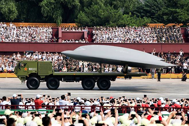 지난 3일 중국 베이징에서 열린 중국 전승절 퍼레이드에서 공개된 초음속 무인기가 대중 앞을 지나고 있다. /신화 연합뉴스
