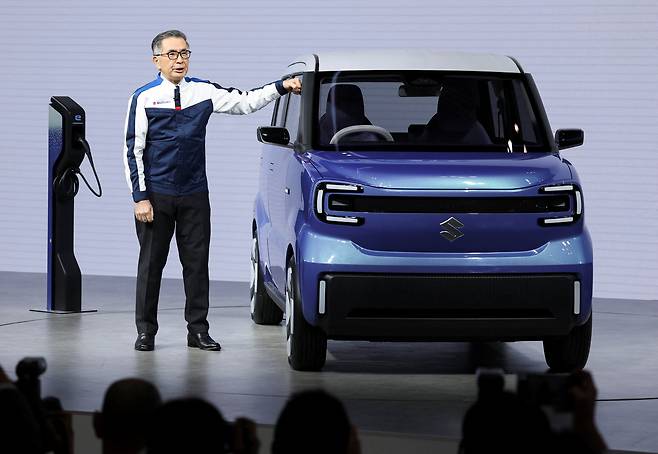 스즈키 도시히로 일본 스즈키 자동차 사장이 지난 10월 29일 일본 도쿄 빅사이트에서 열린 간담회에서 자사 최초 전기 경차 Vision e-Sky를 설명하고 있다. /연합뉴스