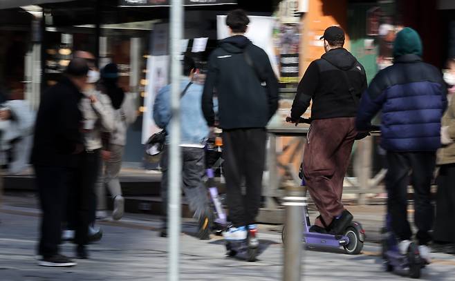 전동킥보드 같은 개인형 이동장치(PM)에 대한 규제를 담은 법 제정안이 국회에서 논의되고 있다./뉴스1