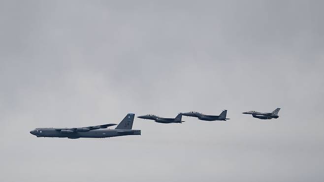 지난해 4월  제주 동남방의 한일 간 방공식별구역(ADIZ) 중첩구역 일대에서 한미일 공중훈련이 진행되고 있는 모습. 북한에 대한 대응력을 보여주기 위해 열린 이 훈련에는 우리 공군의 F-15K 전투기, 미국 B-52H 전략폭격기 및 F-16 전투기, 일본 항공자위대의 F-2 전투기 등이 참가했다. /국방부 제공