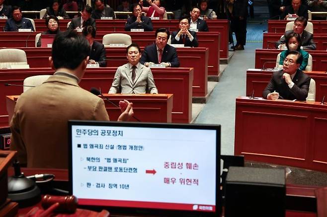 장동혁 국민의힘 대표가 8일 오전 국회에서 열린 의원총회 및 이재명 정권 독재악법 국민고발회에서 주진우 의원의 발언을 듣고 있다. ⓒ뉴시스