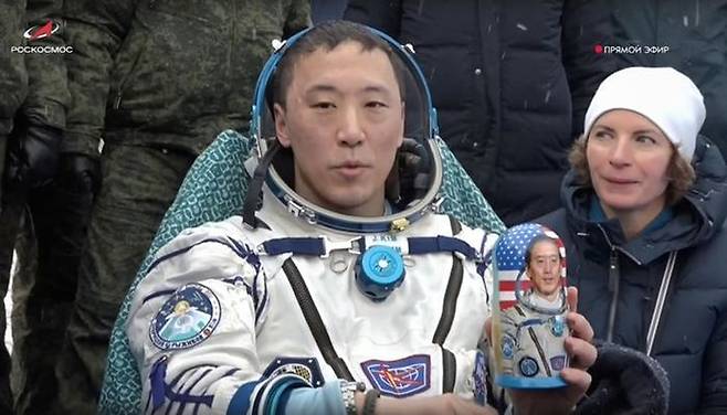 미국 항공우주국(NASA)의 한국계 우주비행사 조니 김이 9일(현지시간) 카자흐스탄 제즈카즈간 인근 초원으로 귀환한 직후 본인을 형상화한 러시아 목각인형을 들고 있다. ⓒ AP/뉴시스