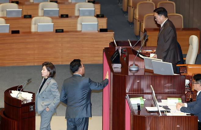 9일 서울 여의도 국회에서 열린 제429회국회(정기회) 제16차 본회의에서 나경원 국민의힘 의원이 가맹사업법 개정안에 대한 무제한토론(필리버스터)에 돌입한 가운데 우원식 국회의장에게 항의하다 등을 돌려 주머니에 손을 넣고 있다. 2025.12.9 뉴스1