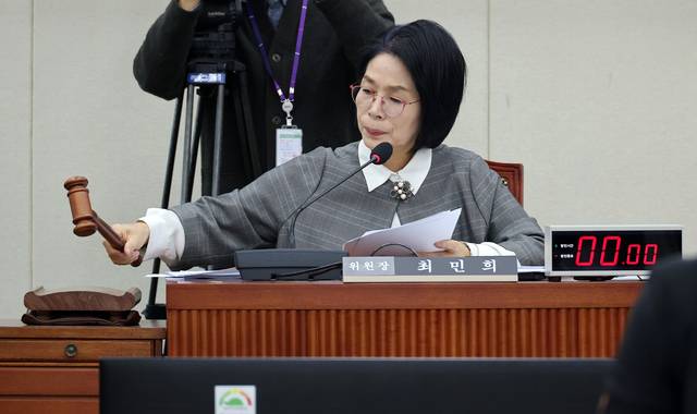 최민희 국회 과학기술정보방송통신위원장이 9일 국회에서 열린 과방위 제19차 전체회의에서 의사봉을 두드리고 있다. [연합뉴스]