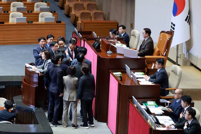 9일 국회 본회의에서 국민의힘 나경원 의원이 가맹사업거래의 공정화에 관한 법률 일부개정법률안에 대해 무제한 토론을 하던 도중 우원식 국회의장이 나 의원 토론이 의제와 관련 없다고 마이크를 꺼버리자 국민의힘 의원들이 항의하고 있다. 더불어민주당 의원들은 나 의원의 토론에 대해 항의하고 있다.<연합뉴스 사진>