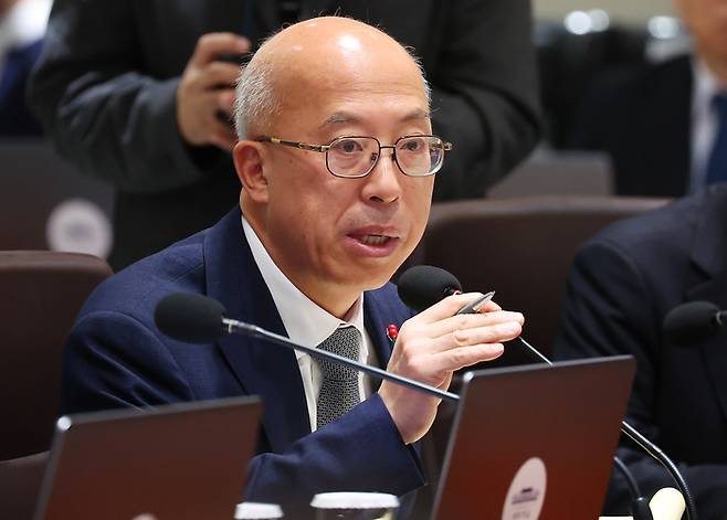 답변하는 조원철 법제처장 (서울=연합뉴스) 김도훈 기자 = 조원철 법제처장이 9일 서울 용산 대통령실에서 열린 국무회의에서 이재명 대통령의 질문에 답변하고 있다. 2025.12.9 superdoo82@yna.co.kr (끝)