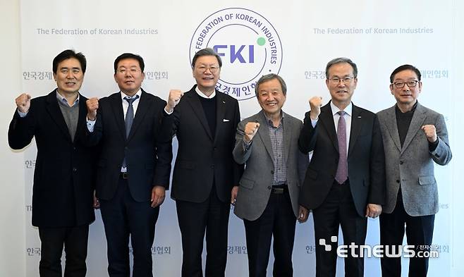 '제13회 국제 e모빌리티 엑스포 성공개최를 위한 공동조직위원장 대담 토론회'가 3일 서울 여의도 FKI타워에서 열렸다. 왼쪽부터 정종선 한국자동차환경협회장, 강병준 전자신문 대표, 김창범 한국경제인협회 상근부회장, 김대환 세계전기차협의회장, 방승찬 전자통신연구원장, 박종배 대한전기학회 차기회장. 김민수기자 mskim@etnews.com