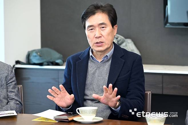 '제13회 국제 e모빌리티 엑스포 성공개최를 위한 공동조직위원장 대담 토론회'가 3일 서울 여의도 FKI타워에서 열렸다. 정종선 한국자동차환경협회장이 발언하고 있다. 김민수기자 mskim@etnews.com