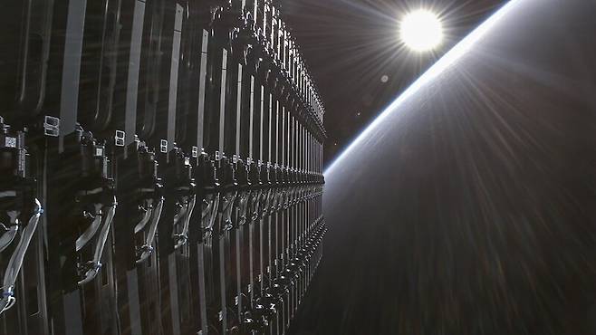 궤도에 배치되는 스페이스엑스의 스타링크 군집위성. 스페이스엑스 제공