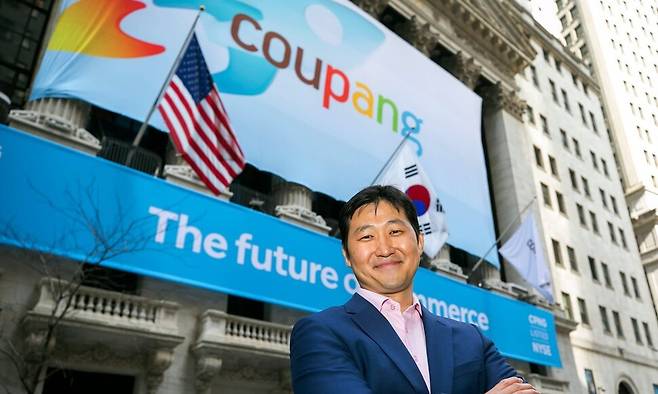 김범석 쿠팡 이사회 의장이 2021년 3월11일(현지시각) 미국 뉴욕증권거래소 앞에서 상장을 앞두고 포즈를 취하고 있다. 뉴욕증권거래소 제공/AP 연합뉴스