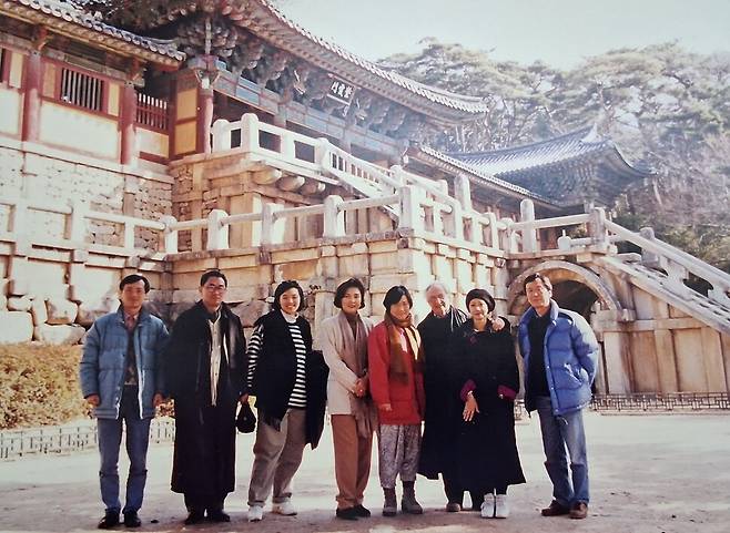 1990년대 중반 경주 불국사 앞에서 답사를 마치고 찍은 기념사진. 오른쪽 셋째가 프랭크 게리, 넷째가 김홍남 전 국립중앙박물관장, 다섯째가 홍라희 리움미술관 명예관장이다. 김홍남 전 국립중앙박물관장 제공