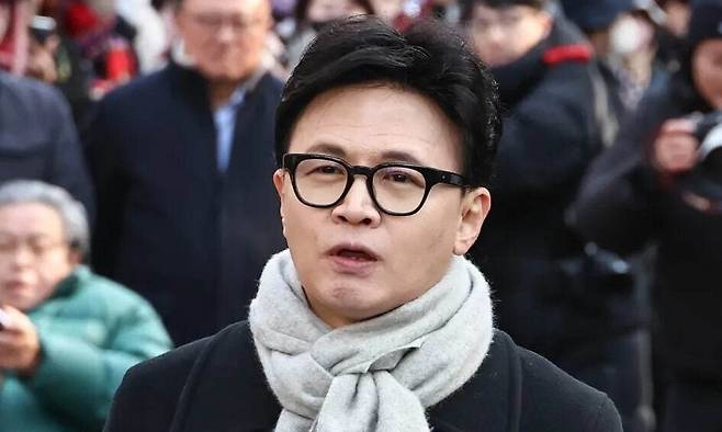 한동훈 전 국민의힘 대표가 지난 3일 서울 여의도 국회도서관 앞 쪽문에서 12·3 비상계엄 1주년 관련 기자회견을 하고 있다. 연합뉴스