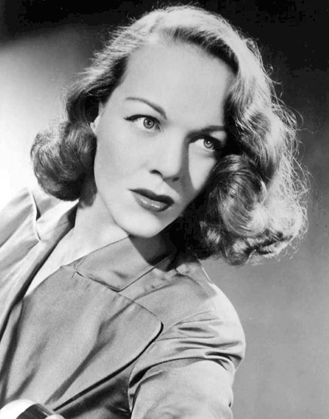 마리아 리바는 1930~50년대 할리우드의 '디바' 마를레네 디트리히의 외동딸로 스스로를 '디트리히의 싸구려 버전'이라 소개하곤 하던 50년대 TV 스타다. 유년 시절부터 어머니의 신화적 이미지를 치장하는 도구이자 '시녀'로 살아야 했다는 그는 92년 디트리히가 남긴 일기와 편지, 자신의 기억을 토대로 방대한 분량의 회고록을 출간, 디트리히의 사생활과 함께 "그는 자신을 위해 타인과 가족까지 철저히 짓밟고 이용한 잔인하고도 교활한 나르시시스트였다"고 폭로했다. 위키피디아