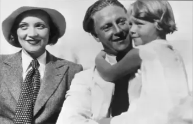 마를레네 디트리히와 남편 루돌프 지버, 외동딸 리바의 가족 사진. 리바는 아버지를 여왕인 어머니의 '집사장'이라 표현했다. 부부는 각자 수없이 외도하면서도 '정상 가족'의 신화를 지키기 위해 76년 지버가 숨질 때까지 결혼 관계를 유지했다. 게티 이미지