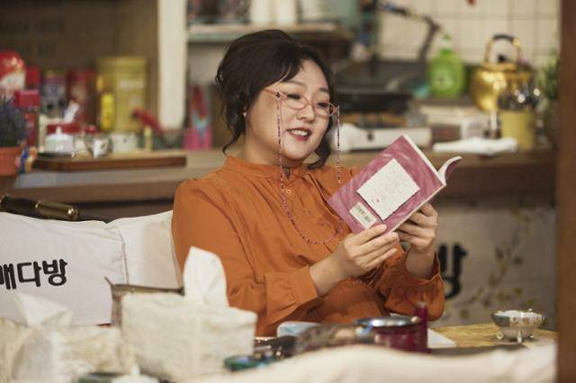 쿠팡플레이 예능 '자매다방'에서 다방 사장으로 분한 이수지. 쿠팡플레이 제공