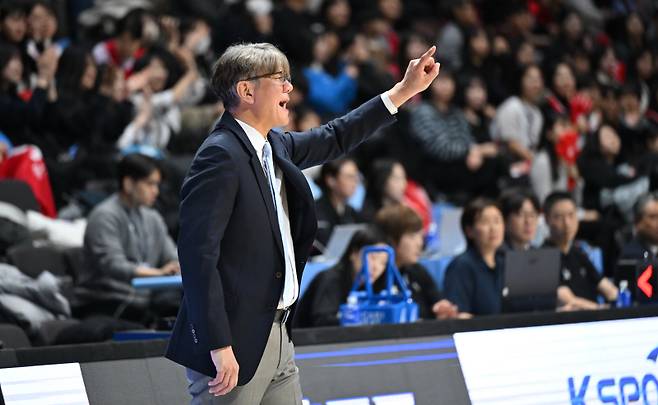 9일 고양소노아레나에서 열린 소노와 정관장의 2025~26 LG전자 프로농구 정규리그 경기. 손창환 소노 감독이 지시하고 있다. 사진=KBL