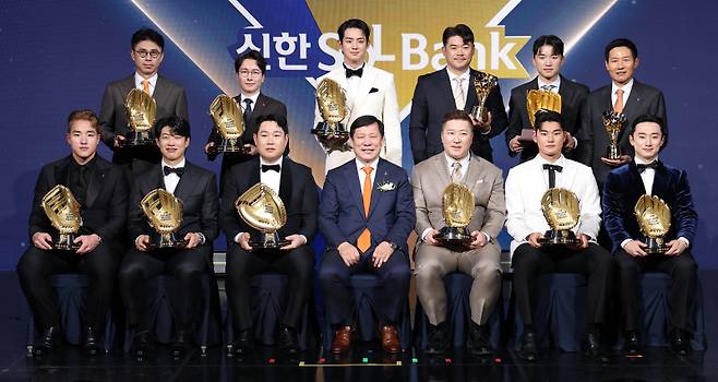 <yonhap photo-4498="">9일 서울 송파구 롯데호텔 월드에서 열린 프로야구 2025 신한 SOL뱅크 골든글러브 시상식에서 허구연 총재와 선수들이 기념 촬영을 하고 있다. 윗줄 왼쪽부터 시계방향으로 손혁 한화 이글스 단장, 박준혁 롯데 자이언츠 단장, 구자욱, 노경은, 박해민, 염경엽 감독, 신민재, 김주원, 최형우, 허구연 총재, 양의지, 송성문, 안현민. 2025.12.9 [연합뉴스]</yonhap>