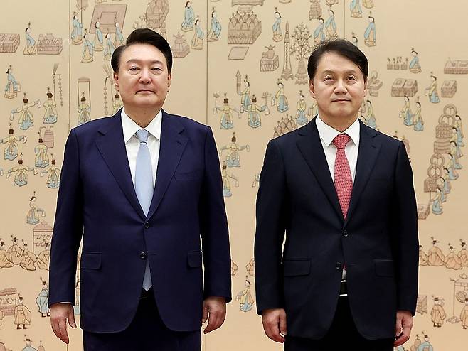 윤석열 대통령이 2024년 5월 10일 서울 용산 대통령실 청사에서 열린 민정수석비서관 및 시민사회수석비서관 임명장 수여식에서 김주현 민정수석에게 임명장을 수여한 뒤 기념촬영을 하고 있다. 2024.5.10 [대통령실통신사진기자단] [사진=연합뉴스]