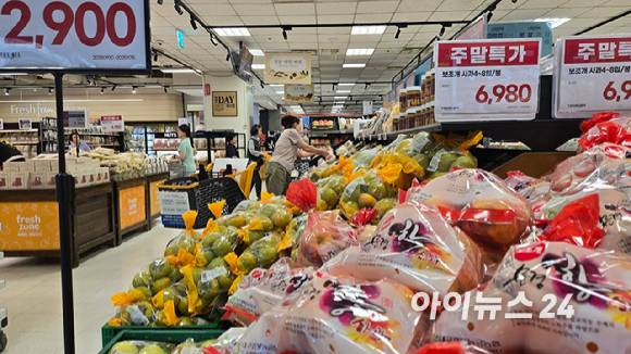 2일 서울의 한 대형마트 과일 코너에 할인 행사 중인 상품을 소비자들이 둘러보고 있다.