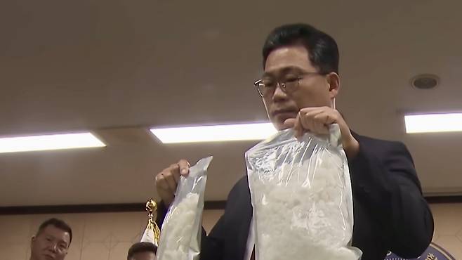 2023년 10월 10일, 당시 백해룡 영등포경찰서 형사2과장이 서울 영등포경찰서에서 열린 ‘말레이시아 밀반입 필로폰 국내 유통 범죄조직 검거’ 브리핑 중 압수한 필로폰을 공개하고 있다.