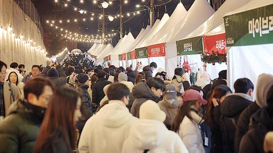 지난해 공릉숲길에서 열린 크리스마스 마켓의 모습.  사진 노원구