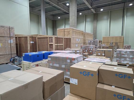 9일 경기도 평택시 도일동에 위치한 드림로지스틱스 물류창고의 모습. 각종 글로벌 반도체 장비 업체의 유지보수 부품과 예비 장비들이 고객사 요청이 오면 바로 출하가 될 수 있도록 보관돼있다. 가격이 비싸고 진동에 민감한 부품이 많아 선반 적재를 피해 바닥에 나란히 펼쳐놓았다. 이가람 기자