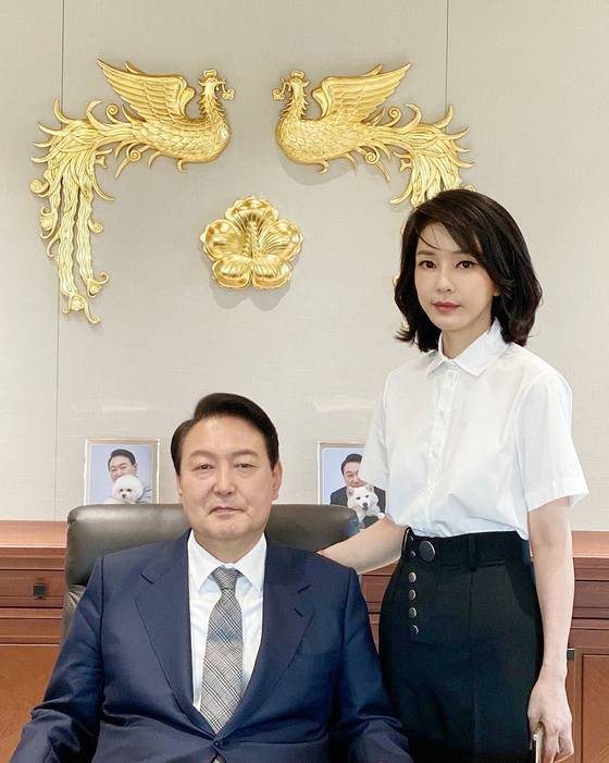 윤석열 정권 출범 직후인 2022년 5월 30일 윤석열, 김건희 부부가 용산 집무실에서 촬영한 기념사진. 두 사람이 결혼에 이르기까지 넘어야했던 장애물은 결코 만만치 않았다. 뉴스1