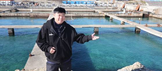 방어 양식장 사장으로 변신한 양준혁씨가 5일 경북 포항시 남구 구룡포읍에서 자신이 운영하는 양식장에 대해 설명하고 있다. 송봉근 객원기자