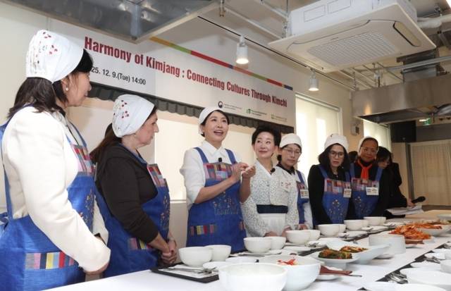 ▲ 김혜경 여사가 9일 서울 종로구 북촌 한식문화공간 이음에서 열린 주한대사 배우자 초청 김장 행사에서 김치에 대해 설명하고 있다. 연합뉴스