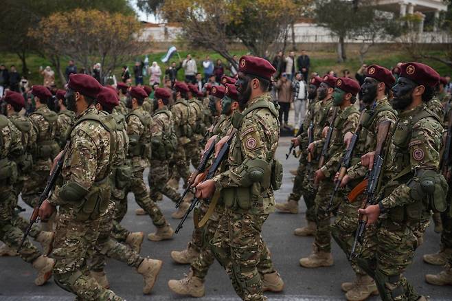 8일(현지시간) 시리아 다마스쿠스에서 열린 바샤르 알아사드 정권 축출 1주년 기념 열병식에서 시리아 군 병사들이 행진하고 있다. EPA연합뉴스