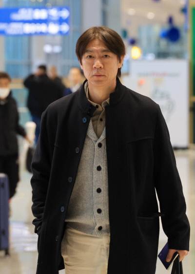 홍명보 축구국가대표팀 감독이 지난 3일 인천국제공항에서 북중미 월드컵 조 추첨이 진행되는 미국 워싱턴으로 출국하고 있다. 연합뉴스