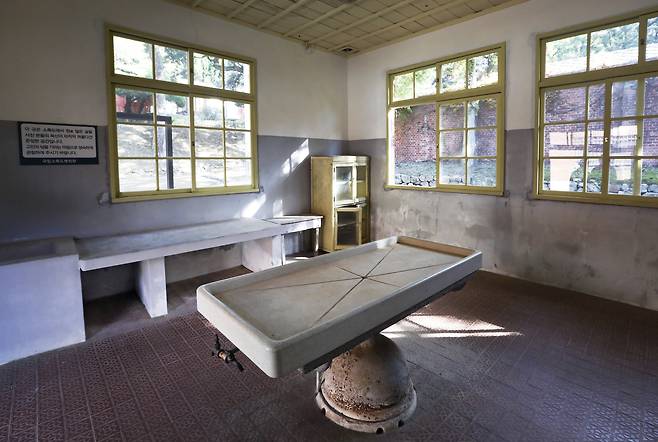 An autopsy table remains in the autopsy laboratory at the former Sorokdo Rehabilitation Center. [PARK SANG-MOON]